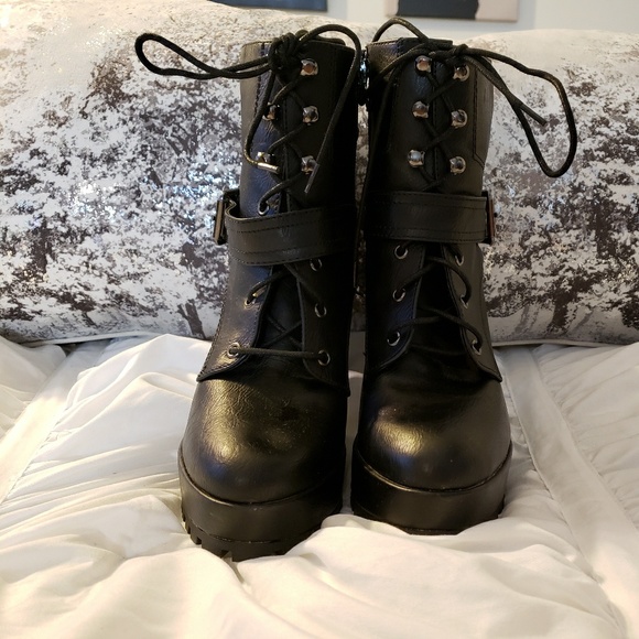 Lace up heeled booties - Picture 2 of 3